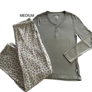 ECHO WOMEN’S MEDIUM  2 Piece Long Sleeve Top & Gray Cheetah Pajama Pant Set